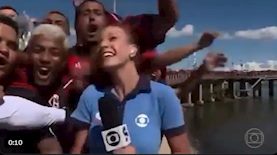 כתבת החדשות מותקפת, צילום: צילום מסך מתוך גלובו