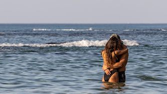 זוג בחוף ים בת ים. אילוסטרציה, צילום: דור פזואלו/פלאש 90