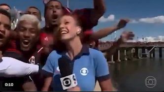 כתבת החדשות מותקפת, צילום: צילום מסך מתוך גלובו