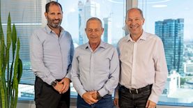 אורי יוגב עם רבינא והירש, צילום: נוי נפתלי