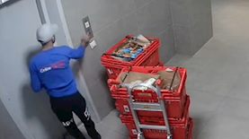 שליח שופרסל במעלית, צילום: מסך מאינסטגרם news.rehovot