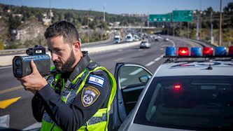 שוטר עם מד לייזר, צילום: חיים גולדברג, פלאש 90