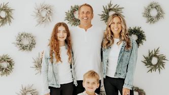 גרג ביפל ומשפחתו, צילום: מתוך פייסבוק