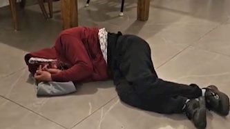 הפורץ נרדם על הרצפה, צילום: טיקטוק/  mako.israel