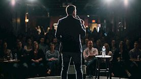 קומיקאי-אילוסטרציה AI, צילום: shutterstock