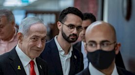 נתניהו עם יועצו עומר מנצור, צילום: חיים גולדברג, פלאש 90