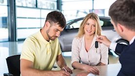 זוג צעיר בסוכנות רכב, צילום: shutterstock