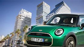 מיני קופר תל אביב, צילום: פלאש 90/ מרים אלסטר, shutterstock