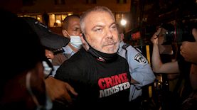 עו"ד גונן בן יצחק ואחרים מוחים נגד ראש ממשלת ישראל בנימין נתניהו מחוץ למעון הרשמי של ראש הממשלה בירושלים ב-18 ביולי 2020, צילום: אוליבייה פיטוסי/פלאש 90