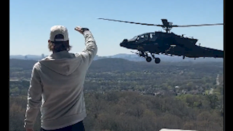 קיד רוק מצדיע למסוק קרב, צילום: מתוך עמוד ה-X של KidRock@