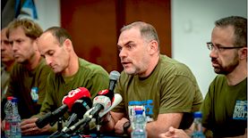 אחים לנשק, צילום: Avshalom Sassoni/Flash90