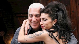 איימי ויינהאוס עם אבא, צילום: מערוץ יוטיוב Half Time