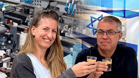 ציון כהן ושירי שירי רשף שטיינמץ במפעל הקפה של שטראוס, צילום: באדיבות שטראוס