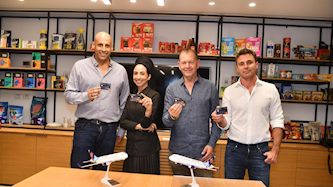 מימין לשמאל: איתמר פורמן מנכ"ל ישראכרט, אורי סירקיס מנכ"ל ישראייר, יפית לוי מנכ"ל רמי לוי וליאור רביב משנה למנכ"ל וראש החטיבה הפרטית בישראכרט, צילום: אבשלום ששוני