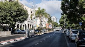 רחוב ויצמן בכפר סבא, צילום: עודד קרני