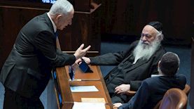 נתניהו עם גפני וגולדקנופף, צילום: יונתן זינדל/ פלאש 90