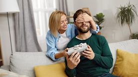 גבר מקבל מתנה מת זוגתו, צילום: shutterstock