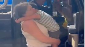 הילד יובל קוגן עם אמו דינה, צילום: רשתות חברתיות לפי סעיף 27א