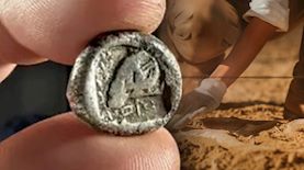 מטבע עתיק בן 2,500, צילום: שי הלוי
