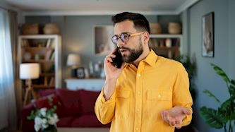 איש מדבר בטלפון, צילום: shutterstock