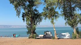 חוף חלוקים בכנרת, צילום: ענאן גאנם, איגוד ערים כינרת