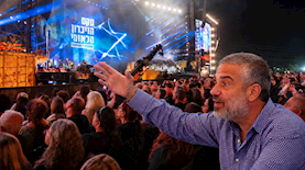 ינון מגל על רקע טקס הזיכרון, צילום: מרים אלסטר, אבשלום ששוני, פלאש 90, עיבוד AI