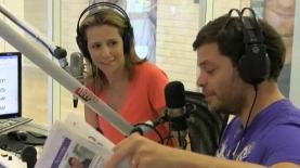 עם העין לעבר קרליבך. שרון כידון ושי גולדן ב'מייבשים את הביצה' (צילום: iceTV), צילום: צילום: iceTV