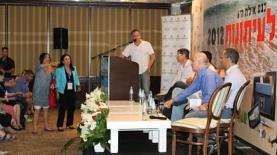 ד"ר דרור אידר (עם החולצה הכחולה), מיד לאחר עזיבתו של יוסי שריד (צילום: אלכסנדר כץ), צילום: צילום: אלכסנדר כץ