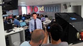 אטילה שומפלבי, על רקע דסק החדשות של ynet (צילום: יח"צ), צילום: יח"צ